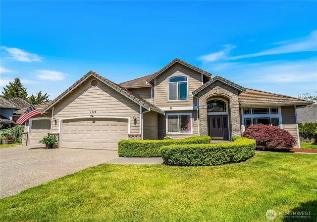Photo 2 of Single family home for sale at 4029 Crystal Ridge Dr Se, Puyallup, WA 98372 | MLS# NWM2529177 | Listing updated on 2026-09-30