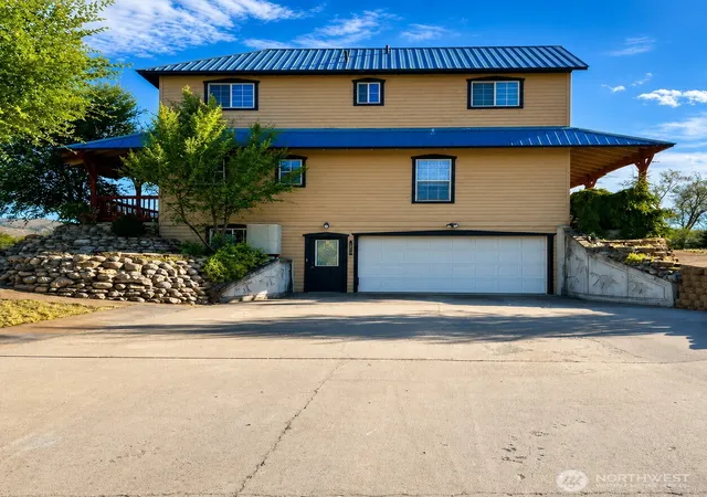 Photo 1 of Single family home for sale at 6 Orchard Loop S, Tonasket, WA 98855 | MLS# NWM2529282 | Listing updated on 2026-09-21
