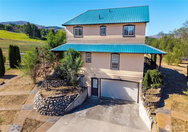Photo 2 of Single family home for sale at 6 Orchard Loop S, Tonasket, WA 98855 | MLS# NWM2529282 | Listing updated on 2026-09-21