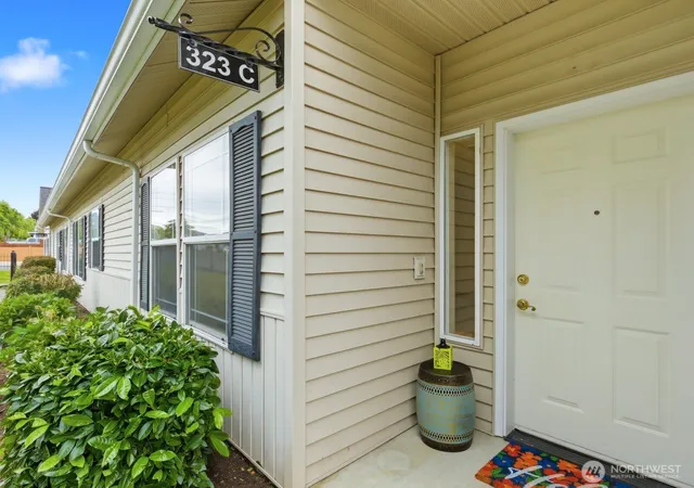 Photo 3 of Condo for sale at 323 N Laventure Rd #C, Mount Vernon, WA 98273 | MLS# NWM2529308 | Listing updated on 2026-09-21