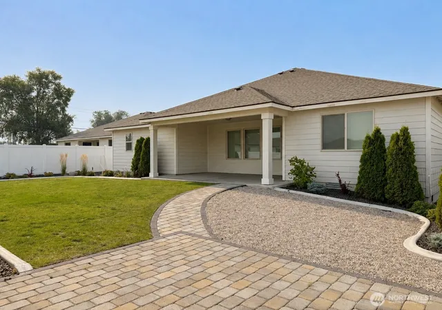 Photo 3 of Single family home for sale at 4212 W Sandy Ct, Moses Lake, WA 98837 | MLS# NWM2529367 | Listing updated on 2026-09-21