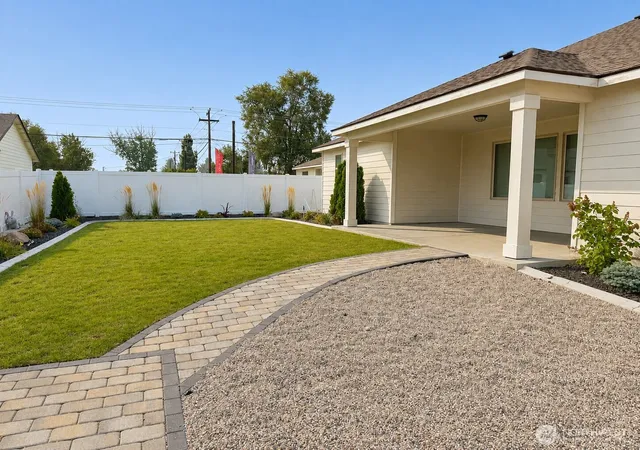 Photo 3 of Single family home for sale at 4212 W Sandy Ct, Moses Lake, WA 98837 | MLS# NWM2529367 | Listing updated on 2026-09-21