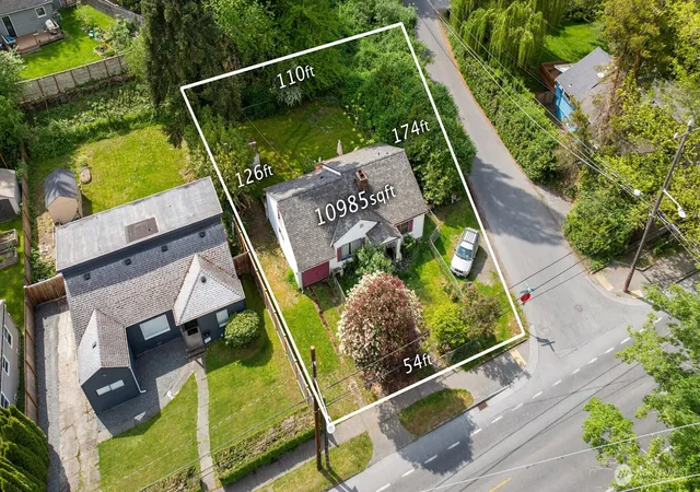 Photo 3 of Sale Pending at 8315 Ravenna Ave Ne, Seattle, WA 98115 | MLS# NWM2529432 | Listing updated on 2026-07-22