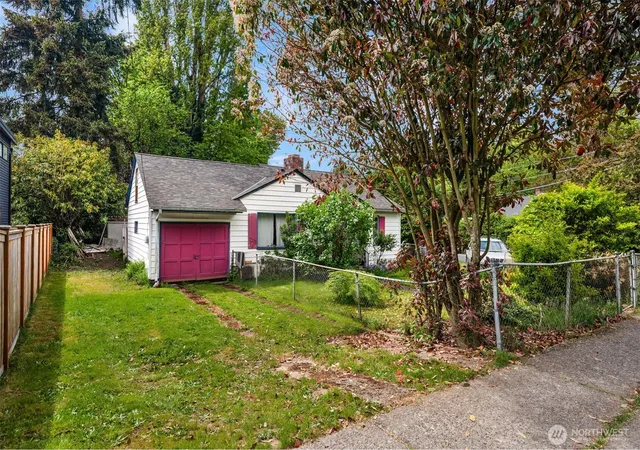 Photo 4 of Sale Pending at 8315 Ravenna Ave NE, Seattle, WA 98115 | MLS# NWM2529432 | Listing updated on 2026-07-22