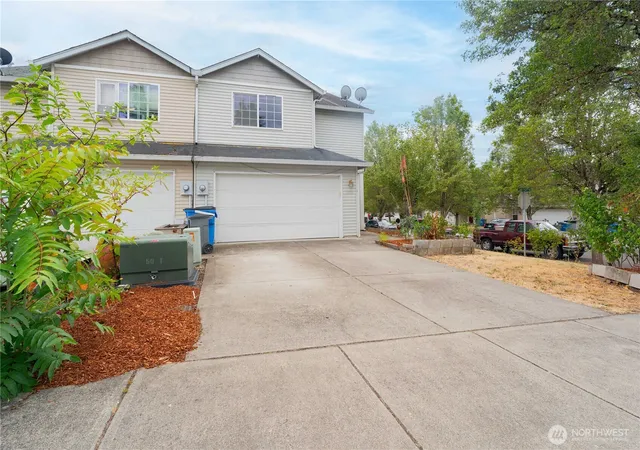 Photo 1 of Townhouse for sale at 1115 W 33rd Way, Vancouver, WA 98660 | MLS# NWM2529514 | Listing updated on 2026-09-21