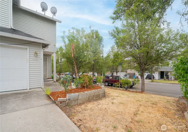 Photo 3 of Townhouse for sale at 1115 W 33rd Way, Vancouver, WA 98660 | MLS# NWM2529514 | Listing updated on 2026-09-21