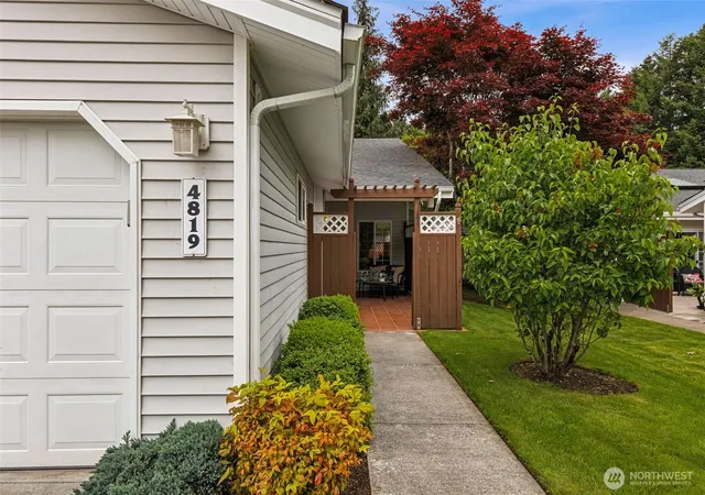 Photo 4 of Townhouse for sale at 4819 Stratford Ln SE, Olympia, WA 98501 | MLS# NWM2529599 | Listing updated on 2026-09-21