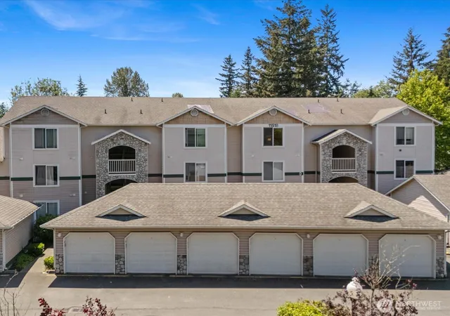 Photo 3 of Condo for sale at 11518 12th Avenue W #D304, Everett, WA 98204 | MLS# NWM2529603 | Listing updated on 2026-09-21