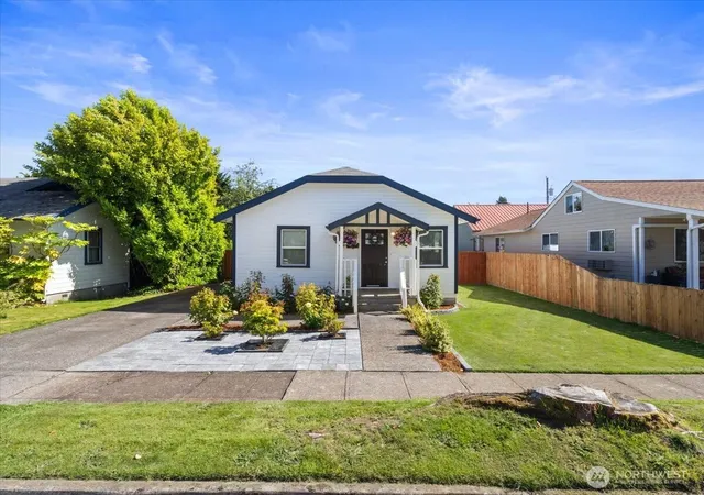 Photo 1 of Single family home for sale at 3053 Garfield St, Longview, WA 98632 | MLS# NWM2529804 | Listing updated on 2026-09-21