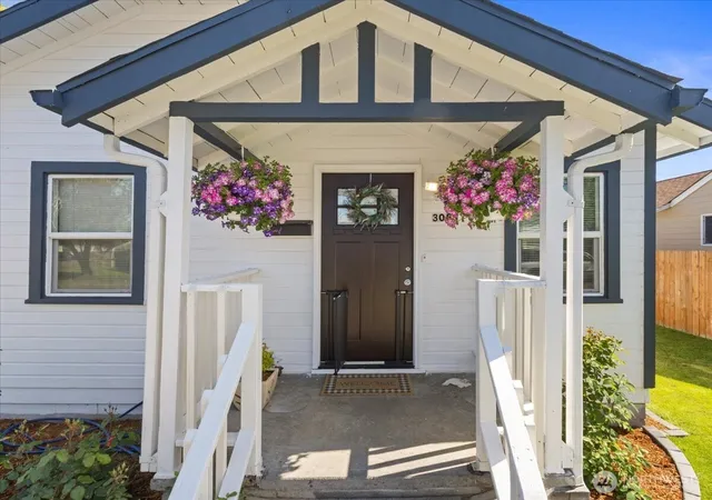 Photo 2 of Single family home for sale at 3053 Garfield St, Longview, WA 98632 | MLS# NWM2529804 | Listing updated on 2026-09-21