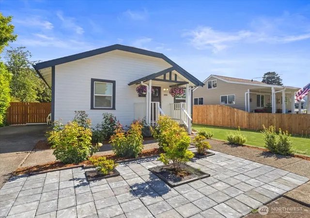 Photo 3 of Single family home for sale at 3053 Garfield St, Longview, WA 98632 | MLS# NWM2529804 | Listing updated on 2026-09-21