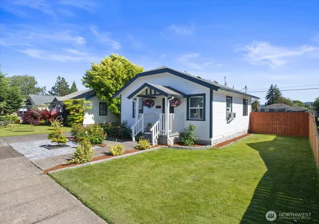 Photo 3 of Single family home for sale at 3053 Garfield St, Longview, WA 98632 | MLS# NWM2529804 | Listing updated on 2026-09-21