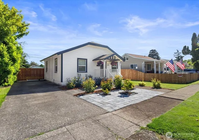 Photo 4 of Single family home for sale at 3053 Garfield St, Longview, WA 98632 | MLS# NWM2529804 | Listing updated on 2026-09-21