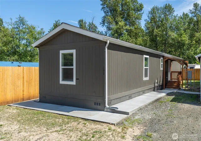 Photo 3 of Manufactured home for sale at 102 Sir Lancelot Way, Castle Rock, WA 98611 | MLS# NWM2529806 | Listing updated on 2026-09-18
