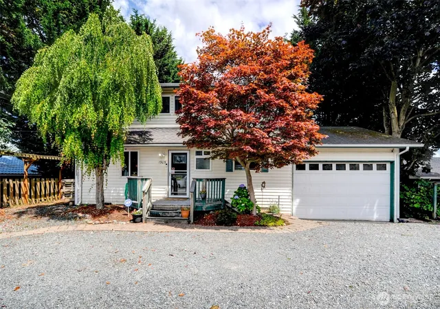 Photo 3 of Single family home for sale at 1305 Vernon Rd, Lake Stevens, WA 98258 | MLS# NWM2529875 | Listing updated on 2026-09-21