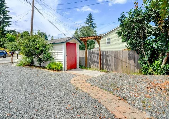 Photo 4 of Single family home for sale at 1305 Vernon Rd, Lake Stevens, WA 98258 | MLS# NWM2529875 | Listing updated on 2026-09-21