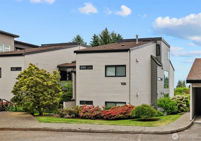 Photo 4 of Condo for sale at 11226 NE 68th Street #E, Kirkland, WA 98033 | MLS# NWM2530090 | Listing updated on 2026-09-21