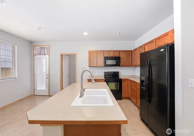 Photo 4 of Townhouse for sale at 5427 Boardwalk St SE, Lacey, WA 98503 | MLS# NWM2530250 | Listing updated on 2026-09-21