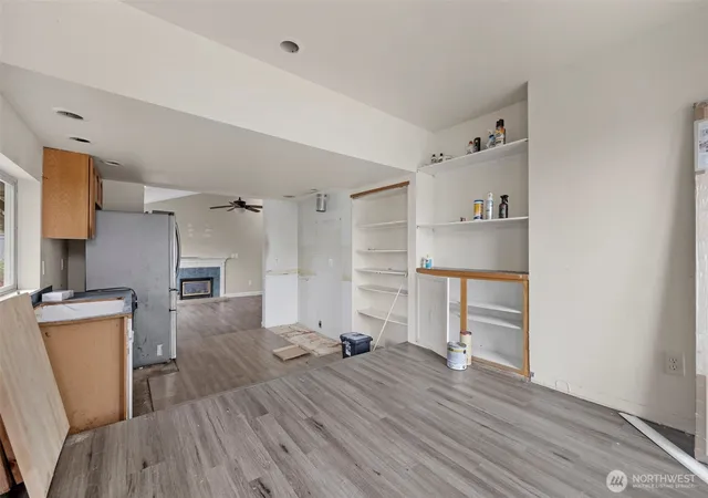 Photo 3 of Sale Pending at 929 Pecks Dr, Everett, WA 98203 | MLS# NWM2530259 | Listing updated on 2026-09-25