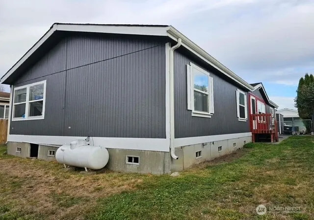 Photo 3 of Manufactured home for sale at 201 W Oakview Ave #8, Centralia, WA 98531 | MLS# NWM2530432 | Listing updated on 2026-10-01