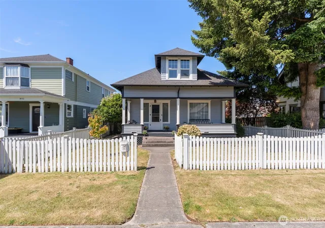 Photo 2 of Single family home for sale at 805 F St, Centralia, WA 98531 | MLS# NWM2530591 | Listing updated on 2026-09-21