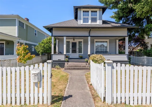Photo 3 of Single family home for sale at 805 F St, Centralia, WA 98531 | MLS# NWM2530591 | Listing updated on 2026-09-21