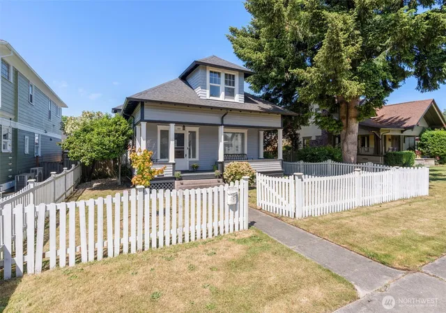 Photo 3 of Single family home for sale at 805 F St, Centralia, WA 98531 | MLS# NWM2530591 | Listing updated on 2026-09-21