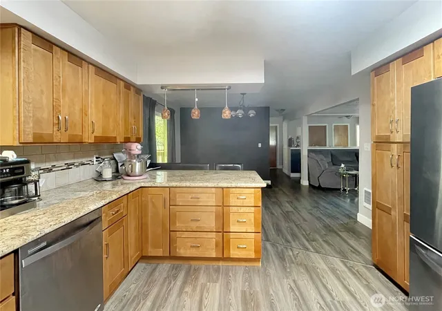 Photo 3 of Single family home for sale at 502 Coal Crk Rd, Longview, WA 98632 | MLS# NWM2530655 | Listing updated on 2026-09-21