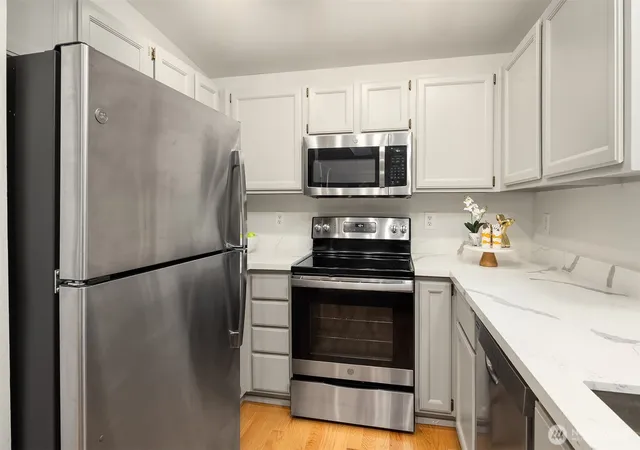 Photo 4 of Condo for sale at 12323 NE 97th Street #M, Kirkland, WA 98033 | MLS# NWM2530737 | Listing updated on 2026-09-21