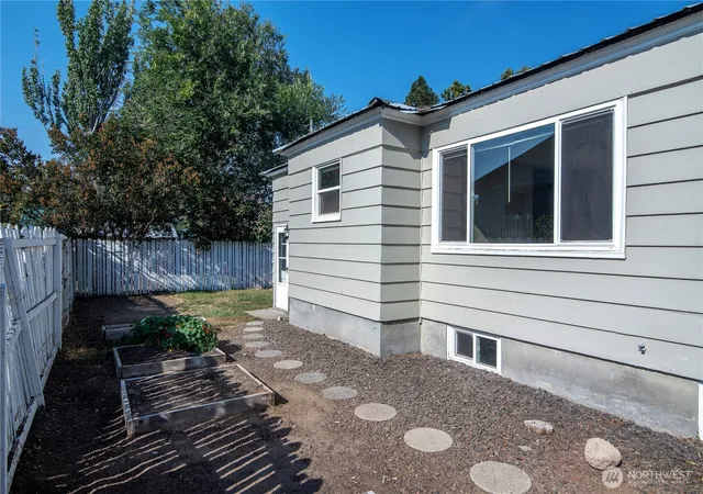 Photo 3 of Single family home for sale at 203 N Walnut St, Ellensburg, WA 98926 | MLS# NWM2530744 | Listing updated on 2026-09-21