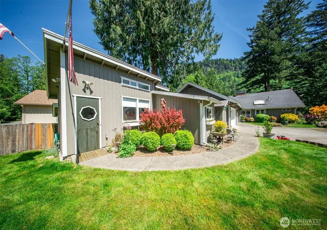 Photo 4 of Single family home for sale at 37418 W Lake Walker Dr SE, Enumclaw, WA 98022 | MLS# NWM2530850 | Listing updated on 2026-09-21