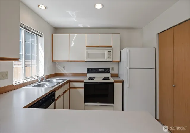 Photo 3 of Sale Pending at 19620 80th Avenue W #J, Edmonds, WA 98026 | MLS# NWM2530909 | Listing updated on 2026-09-27