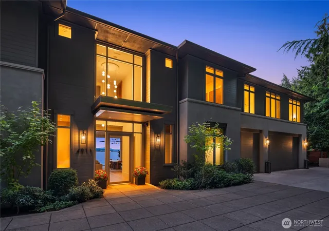 Photo 3 of Single family home for sale at 4911 NE Laurelcrest Ln, Seattle, WA 98105 | MLS# NWM2531020 | Listing updated on 2026-09-29