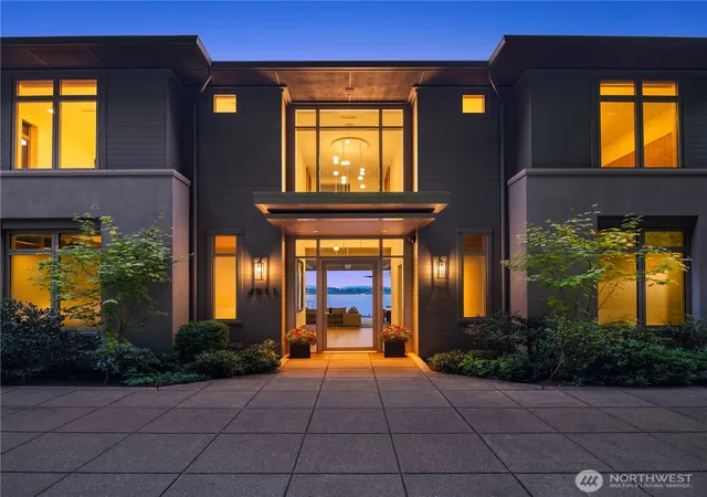 Photo 4 of Single family home for sale at 4911 NE Laurelcrest Ln, Seattle, WA 98105 | MLS# NWM2531020 | Listing updated on 2026-09-29