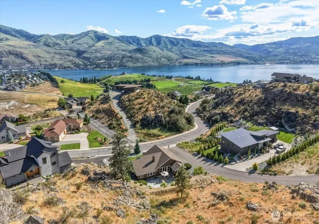 Photo 2 of Sale Pending at 345 Orchard View Dr, Chelan, WA 98816 | MLS# NWM2531055 | Listing updated on 2026-09-25