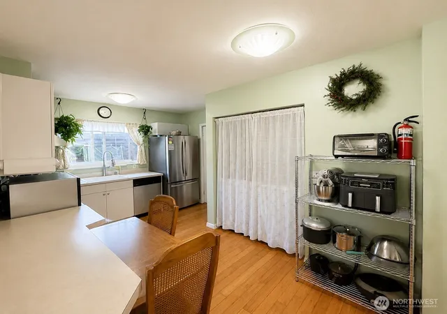 Photo 3 of Single family home for sale at 902 Harding Rd, Aberdeen, WA 98520 | MLS# NWM2531076 | Listing updated on 2026-09-21