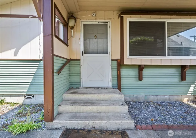 Photo 3 of Single family home for sale at 1214 B St, Centralia, WA 98531 | MLS# NWM2531205 | Listing updated on 2026-09-21