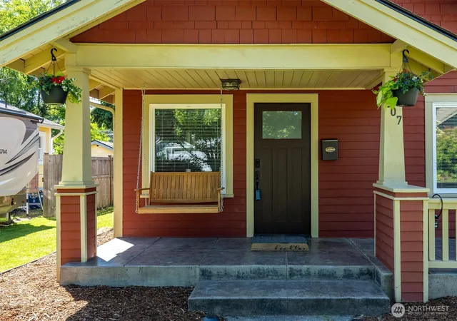 Photo 3 of Single family home for sale at 807 S Pearl St, Centralia, WA 98531 | MLS# NWM2531337 | Listing updated on 2026-10-01