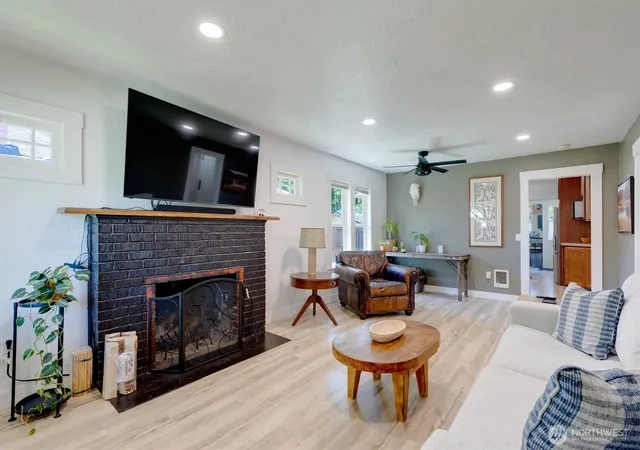 Photo 3 of Single family home for sale at 807 S Pearl St, Centralia, WA 98531 | MLS# NWM2531337 | Listing updated on 2026-10-01