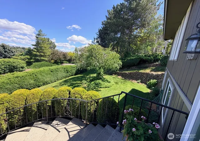 Photo 2 of Single family home for sale at 7909 Englewood Crst Dr, Yakima, WA 98908 | MLS# NWM2531473 | Listing updated on 2026-09-29