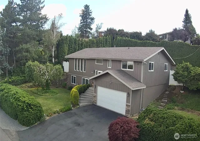 Single family home for sale at 7909 Englewood Crst Dr, Yakima, WA 98908 | MLS# NWM2531473