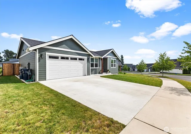 Photo 2 of Single family home for sale at 2193 Lagerwey Cir, Lynden, WA 98264 | MLS# NWM2531527 | Listing updated on 2026-09-23