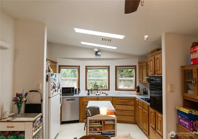 Photo 3 of Manufactured home for sale at 301 W Alder Dr, Sedro Woolley, WA 98284 | MLS# NWM2531551 | Listing updated on 2026-09-28