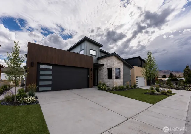 Photo 1 of Single family home for sale at 170 Chadwick St Nw, East Wenatchee, WA 98802 | MLS# NWM2531637 | Listing updated on 2026-09-25