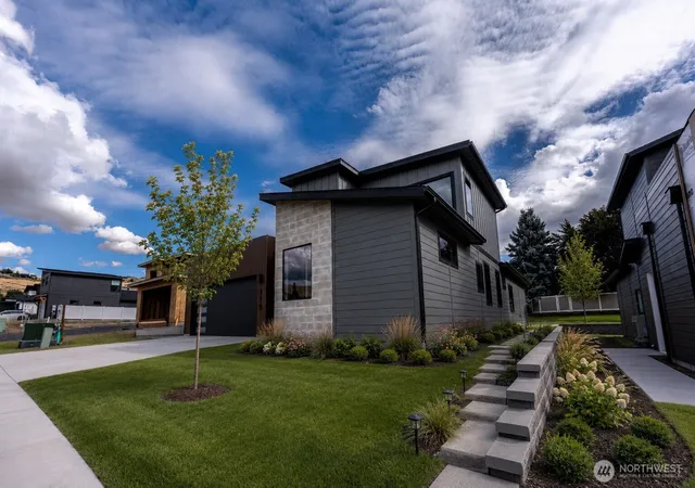 Photo 2 of Single family home for sale at 170 Chadwick St Nw, East Wenatchee, WA 98802 | MLS# NWM2531637 | Listing updated on 2026-09-25