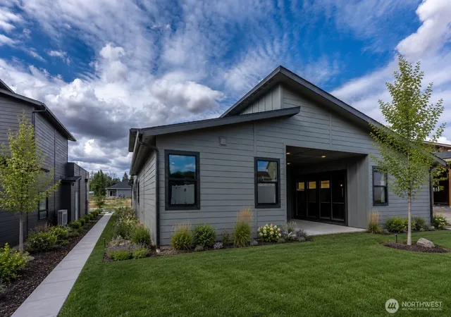 Photo 3 of Single family home for sale at 170 Chadwick St Nw, East Wenatchee, WA 98802 | MLS# NWM2531637 | Listing updated on 2026-09-25