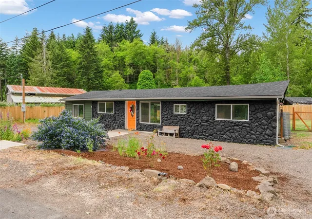 Photo 1 of Single family home for sale at 131 Mcgeary Rd, Kelso, WA 98626 | MLS# NWM2531709 | Listing updated on 2026-09-21