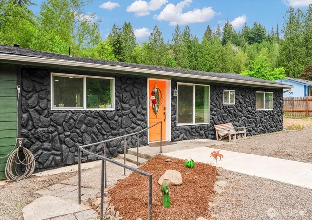 Photo 3 of Single family home for sale at 131 Mcgeary Rd, Kelso, WA 98626 | MLS# NWM2531709 | Listing updated on 2026-09-21