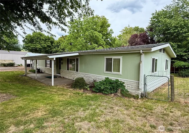 Photo 2 of Manufactured home for sale at 321 Bruce St, Waitsburg, WA 99361 | MLS# NWM2531915 | Listing updated on 2026-09-21