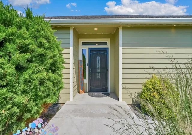 Photo 3 of Sale Pending at 4050 Rd 74 NE, Moses Lake, WA 98837 | MLS# NWM2531941 | Listing updated on 2026-08-13